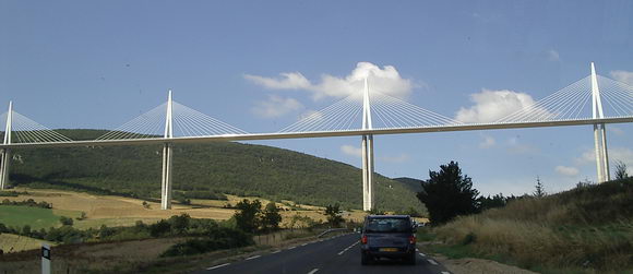 le pont de millau dans l'aveyron